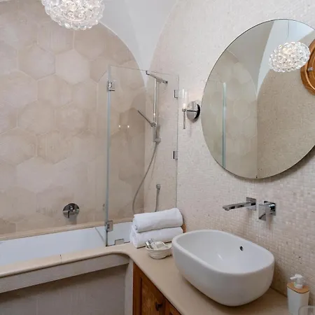 Roberhouse Tragara 37 カプリ